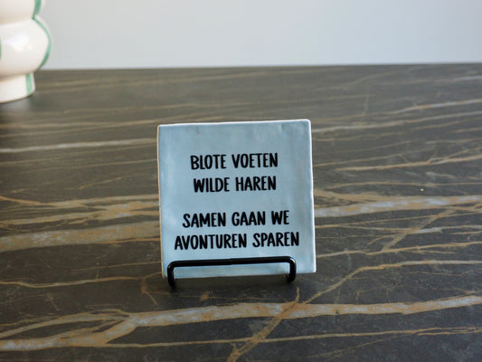 Tegeltje 10x10 cm | Blote voeten, wilde haren. Samen gaan we avonturen sparen