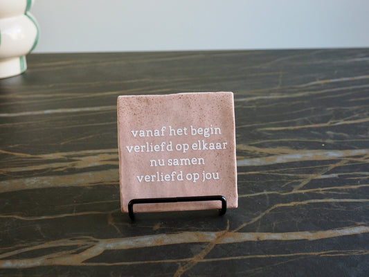 Tegeltje 10x10 cm | Vanaf het begin verliefd op elkaar. Nu samen verliefd op jou
