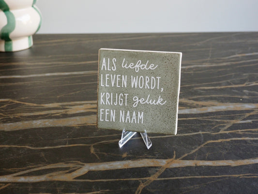Tegeltje 10x10 cm | Als liefde leven wordt, krijgt geluk een naam