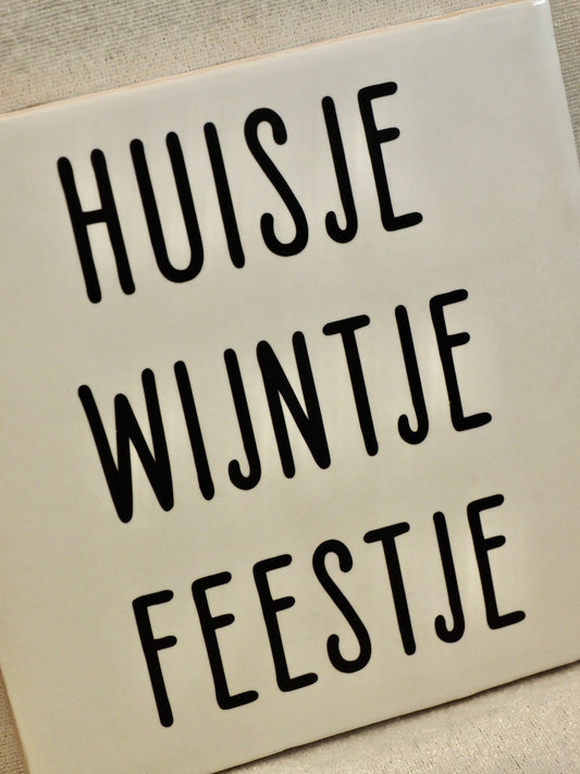 Tegeltje 13x13 cm | Huisje, wijntje, feestje