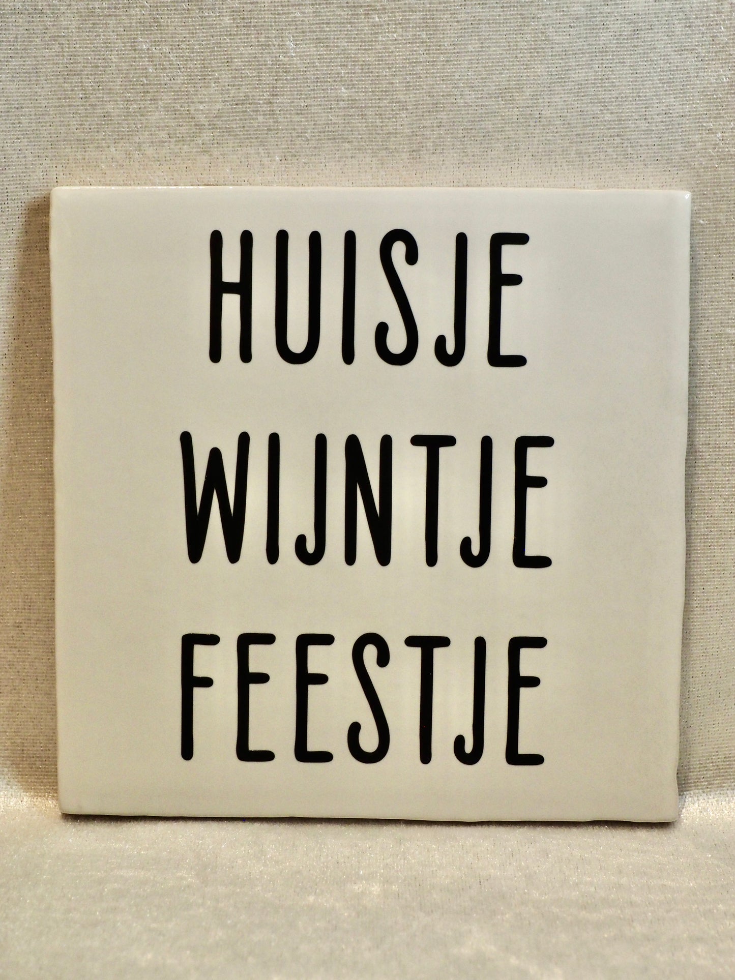 Tegeltje 13x13 cm | Huisje, wijntje, feestje